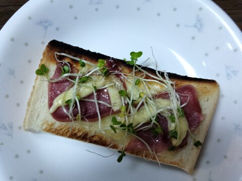 チーズトーストアレンジ スモークタン&スプラウト